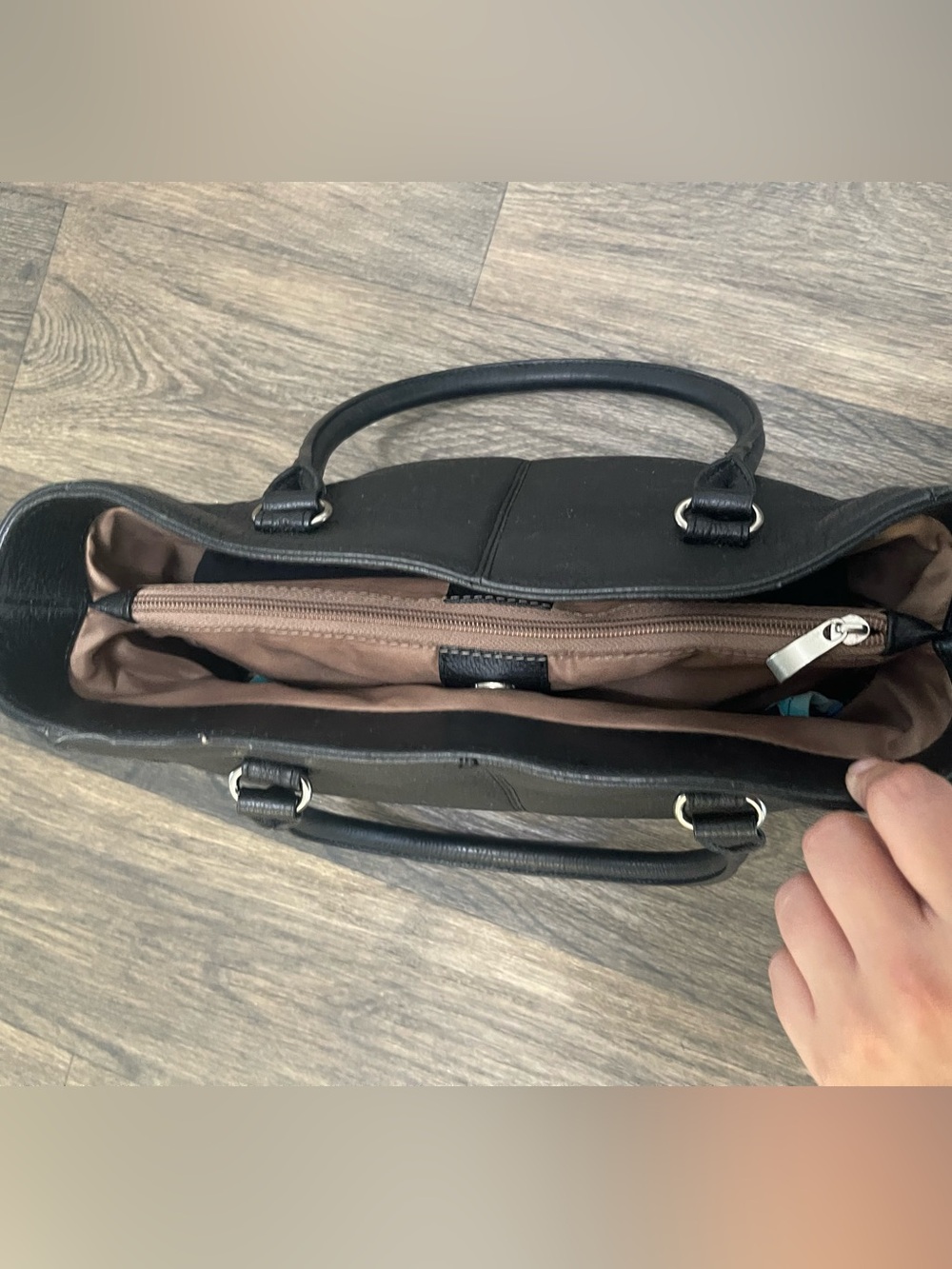 Gun Tote'n Mamas Traditional Open Top Tote with Conceal Carry - Picture 4 of 10